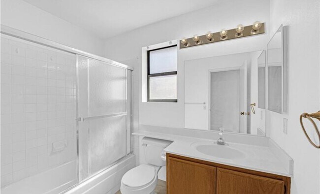 Building Photo - STUNNING 4 BEDROOM 3 BATH, 2 STORY HOME WI...