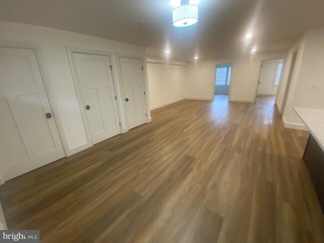 Building Photo - 1087 Mt Tom Rd