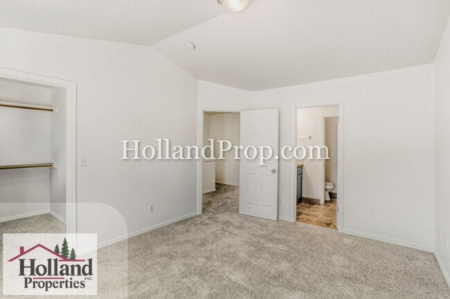 Building Photo - Live in Style: Updated Townhome with Amenities & Ideal Location