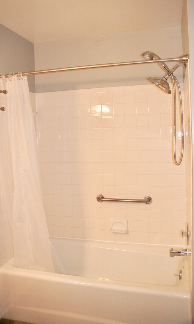 Shower and tub in master bathroom - 2102 Stephenson Ave SW