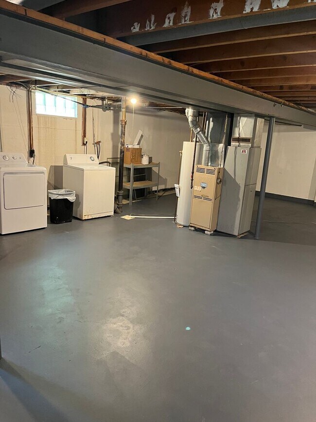 Building Photo - Beautiful 2 Bed/ 1 Bath located just steps from LECOM