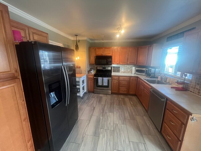 Building Photo - Beautiful 3 bed 2 bath fully furnished hom...