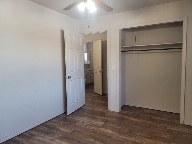 Building Photo - 1243 Charles Dr