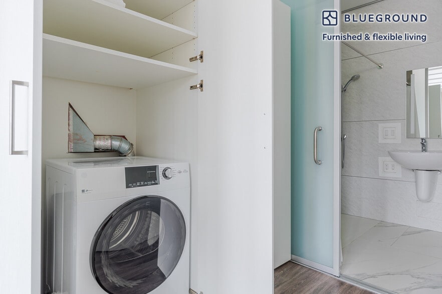 Building Photo - 303 Battery St