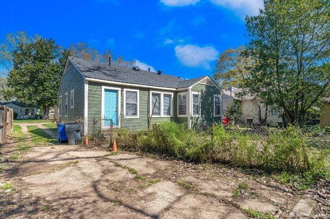 Building Photo - "Charming 2-Bedroom Shreveport Home with Cozy Fireplace & Gleaming Hardwood Floors!"