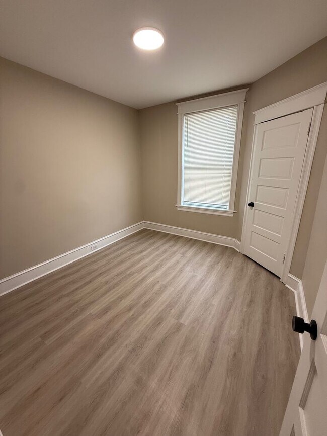 Building Photo - Beautifully Renovated Porch Front Home