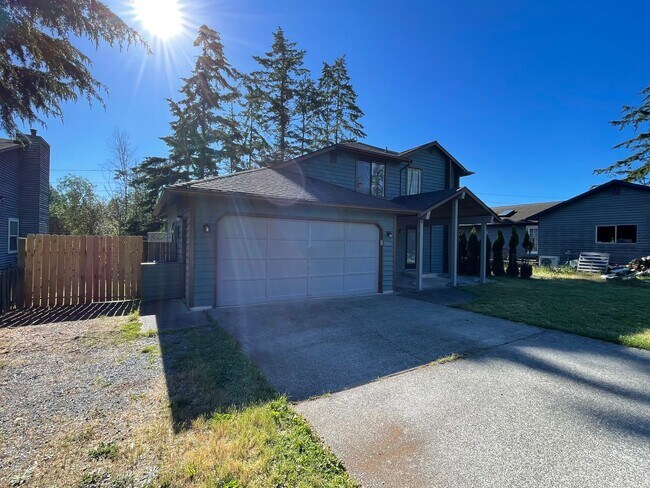 Building Photo - ***PENDING APPLICATION***Lovely Pet Friendly, 3 Bedroom Home!