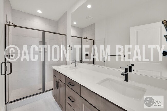 Building Photo - New Townhome in Farmington!
