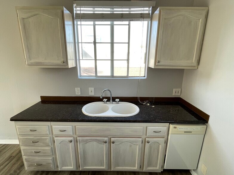 Kitchen - 756 Vernon Ave