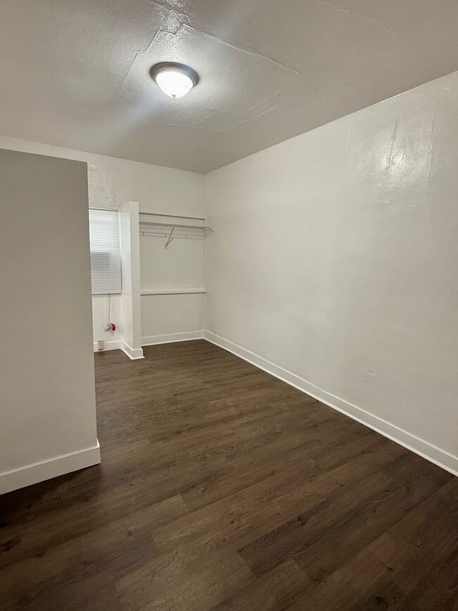 Building Photo - 1 Bedroom 1 Bath Duplex!