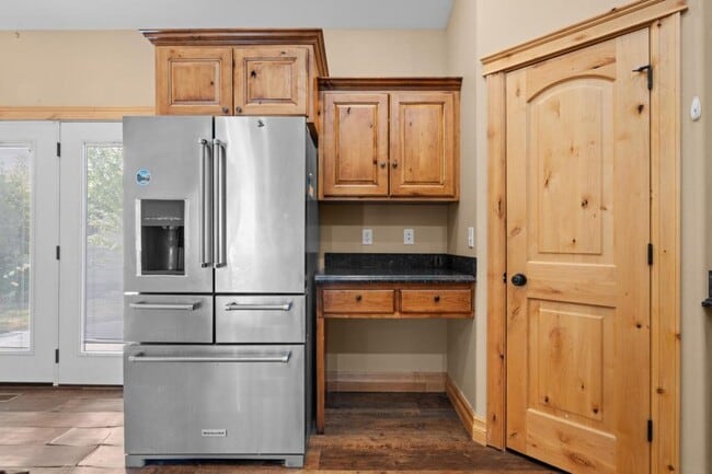 Building Photo - 2612 Eastview Dr