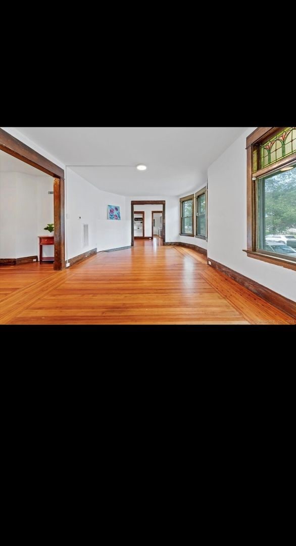 Building Photo - OVERSIZED FIRST FLOOR 3 BEDROOM APARTMENT WITH WASHER/DRYER