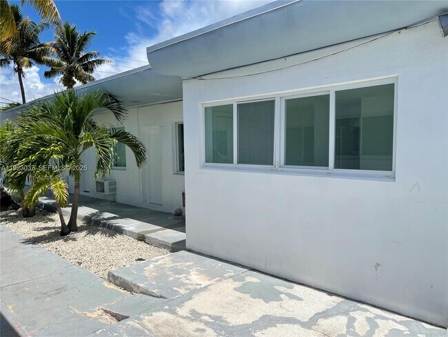 Building Photo - 8215 Crespi Blvd