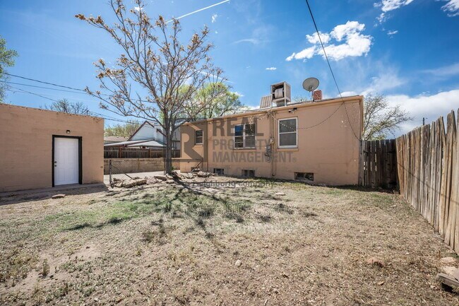 Building Photo - 909 W Evans Ave