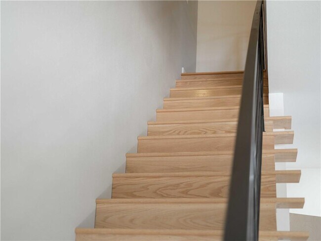 Building Photo - 352 W 5th St