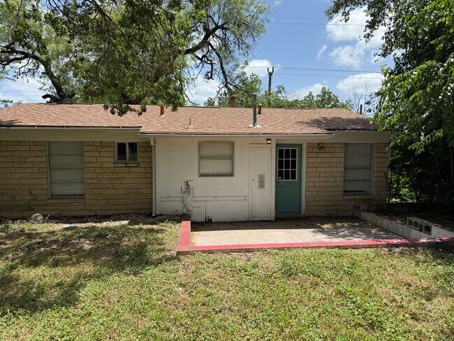 Building Photo - Charming 3-Bedroom Home with Hardwood Floors & Spacious Backyard
