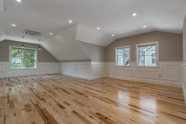 Building Photo - 168 Bigelow St