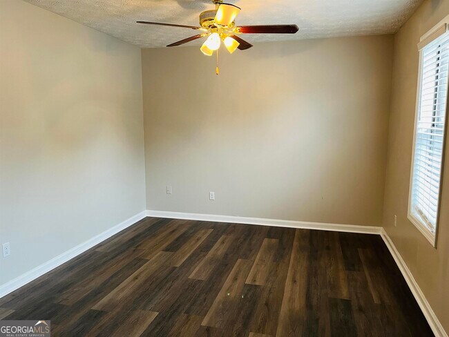 Building Photo - 145 Pine Terrace