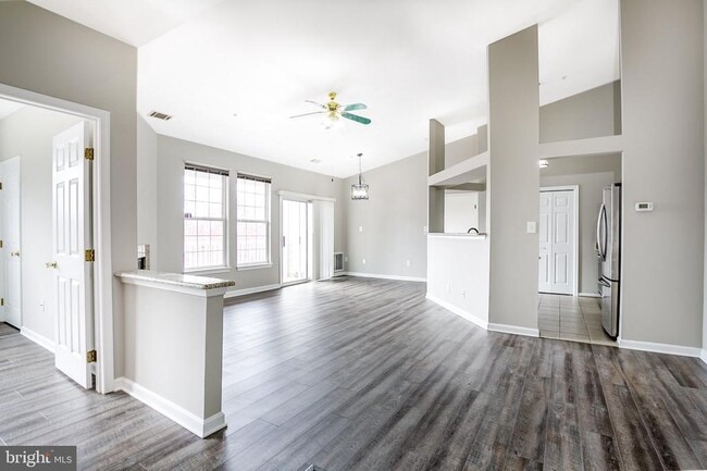 Building Photo - 8202 Blue Heron Dr