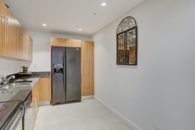 Building Photo - 3000 S Ocean Dr
