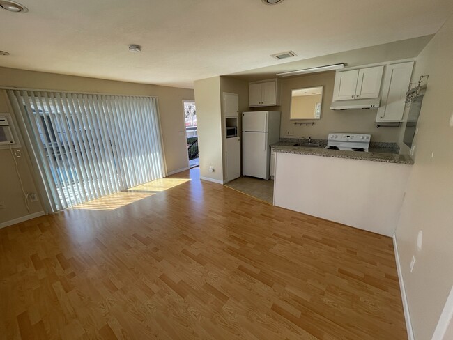 Building Photo - 1 bedroom 1 bath updated, upstairs unit-lo...