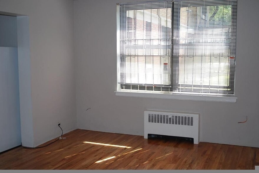 Building Photo - 1360 W Touhy Ave