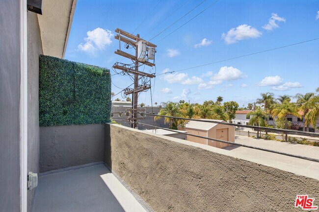 Building Photo - 6350 Willoughby Ave