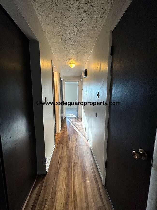 Building Photo - Spacious Holladay 3 Bedroom Duplex with 2-...