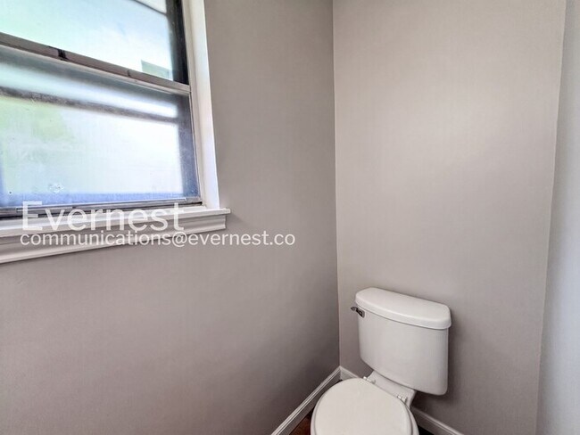 Building Photo - 3 Bed/2.5 Bath Home with Fenced Yard & Detached Garage / Pet-Friendly / Available Now!