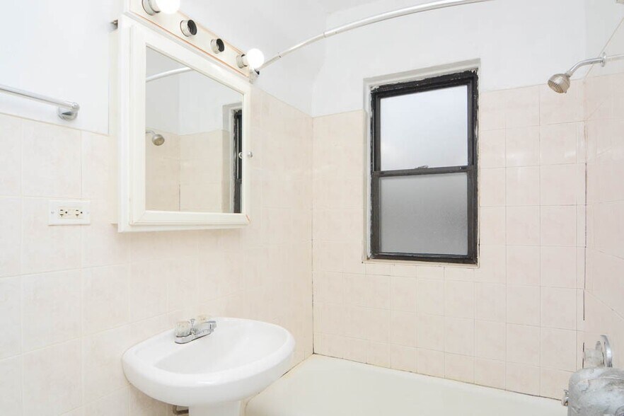 Building Photo - 1169 N Dearborn St