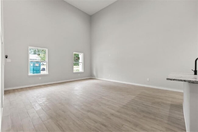 Building Photo - 15898 Chestnut Dr