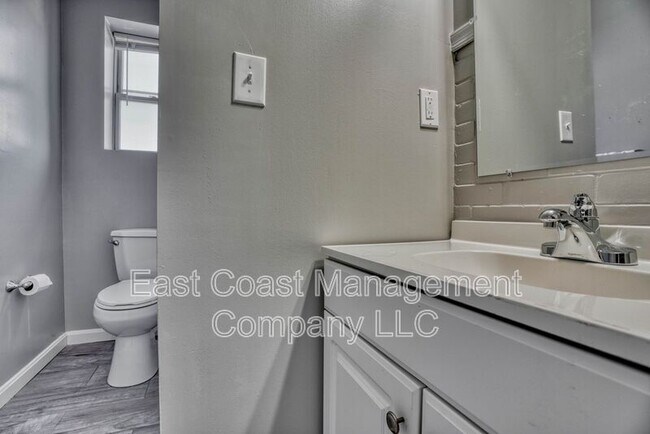 Building Photo - 2110 Taylor Ave