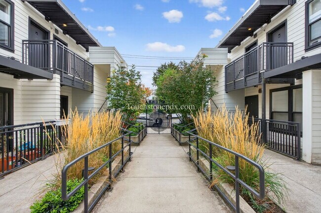 Building Photo - 5635 NE Glisan St