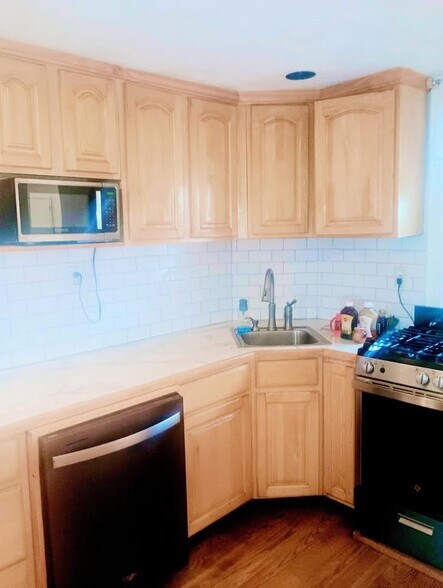 Primary Photo - 319 Bennington St