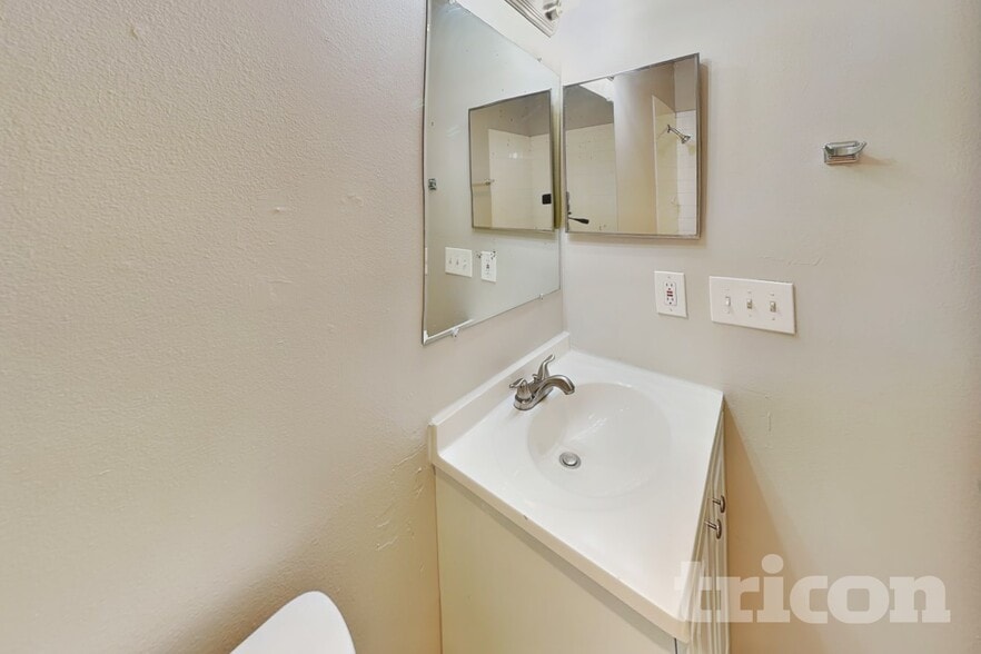 Building Photo - 5815 Brambletree St