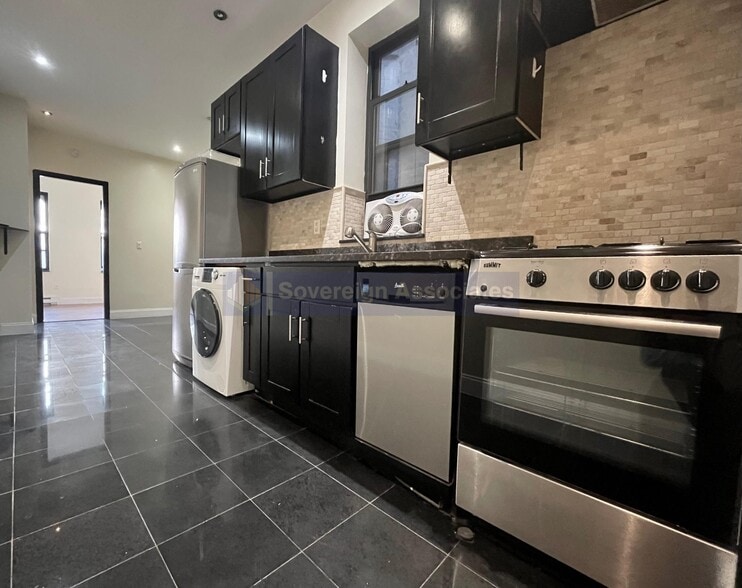 Building Photo - 216 W 108th St