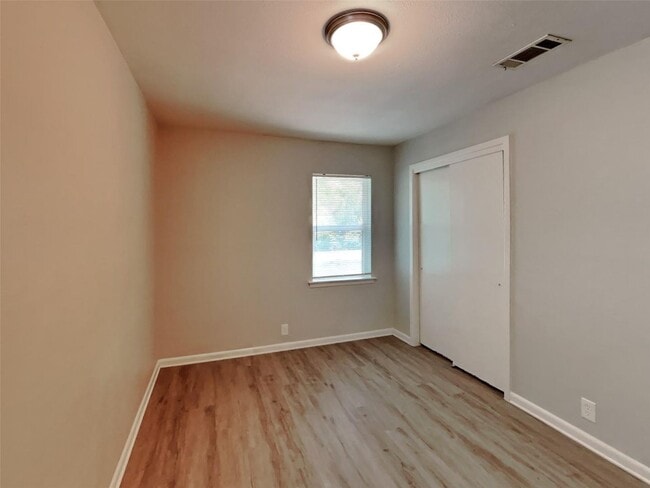 Building Photo - 3 BR/1BA |Single Family Home |  Gated backyard| In Denton