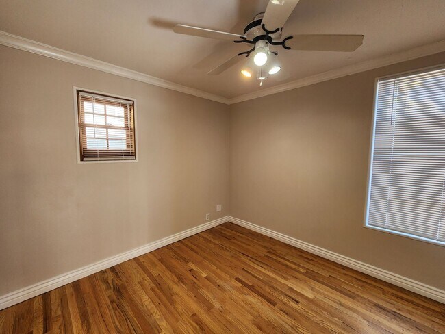 Building Photo - BEST DEAL! Amazing Aves house! Real Hardwood!