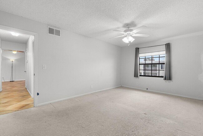 Building Photo - 120 Cypress Club Dr
