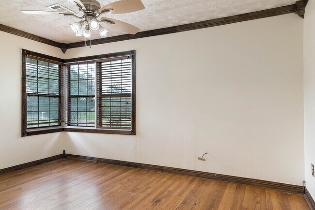 Building Photo - 309 Brookside Dr E