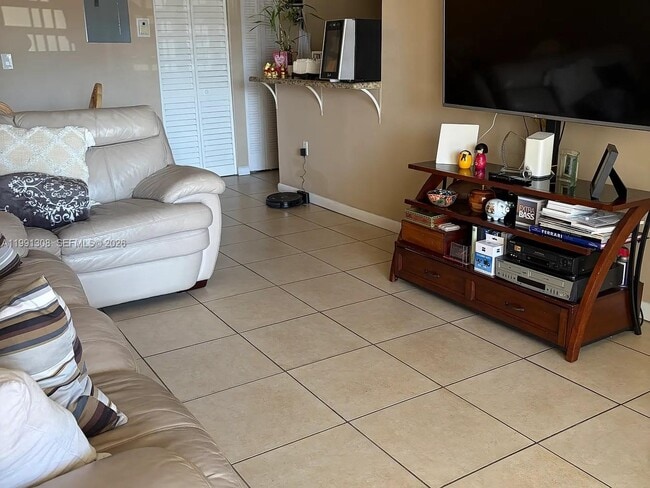 Building Photo - 9715 Fontainebleau Blvd