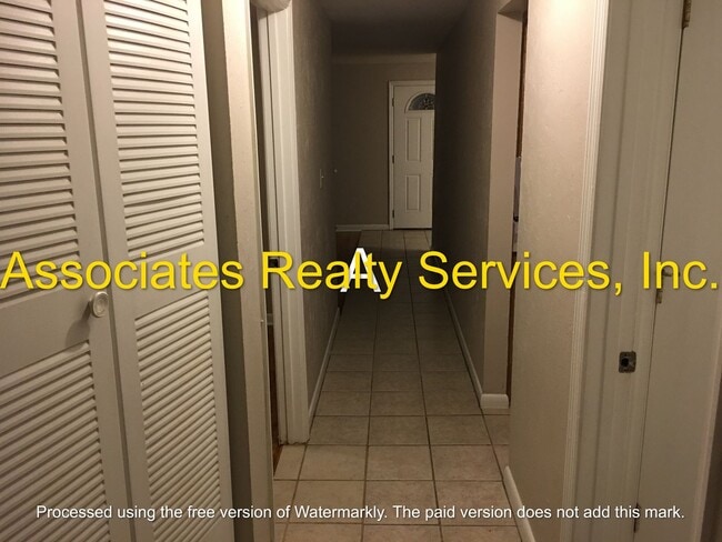 Building Photo - 3 bed 1 bath in the SE