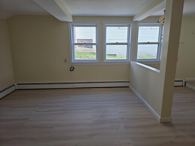 Building Photo - 165 S Main St