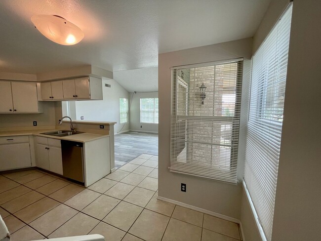 Building Photo - $0 DEPOSIT OPTION. BRIGHT AND AIRY TWO BEDROOM OTERO RIDGE CONDO WITH LOFT!