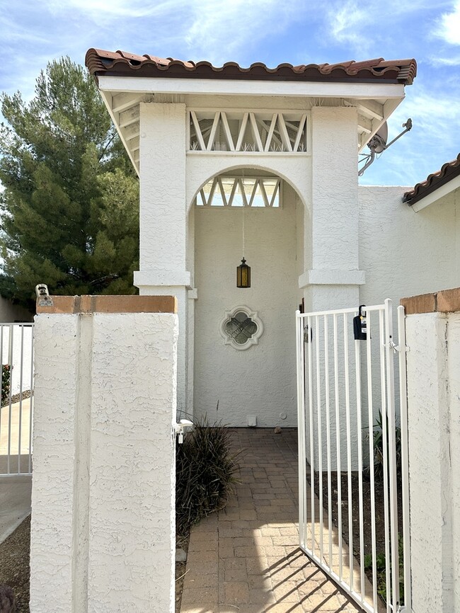 Building Photo - Fantastic corner lot in Santiago