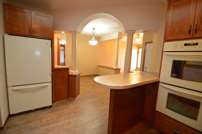 Building Photo - 27 5th St