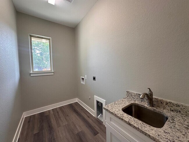 Building Photo - 368 Nene Ln