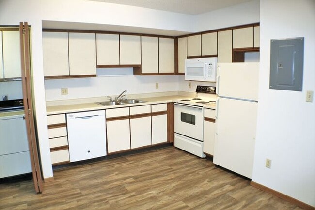 Building Photo - $1,025 | 2 Bedroom, 1 Bathroom 1st Floor C...