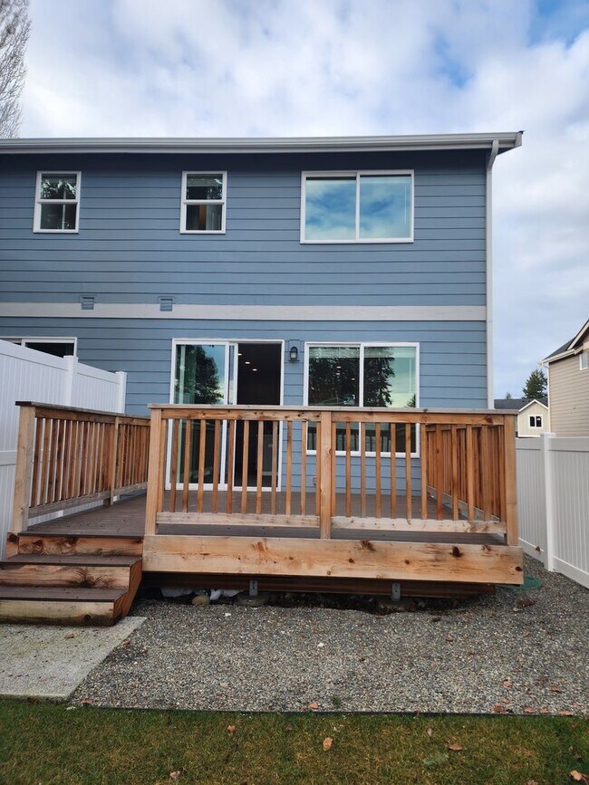 Building Photo - 15603 View Dr Ct SE