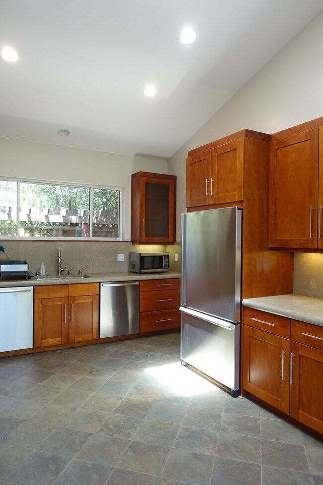 Building Photo - GREAT North Los Altos Home, large rooms, v...